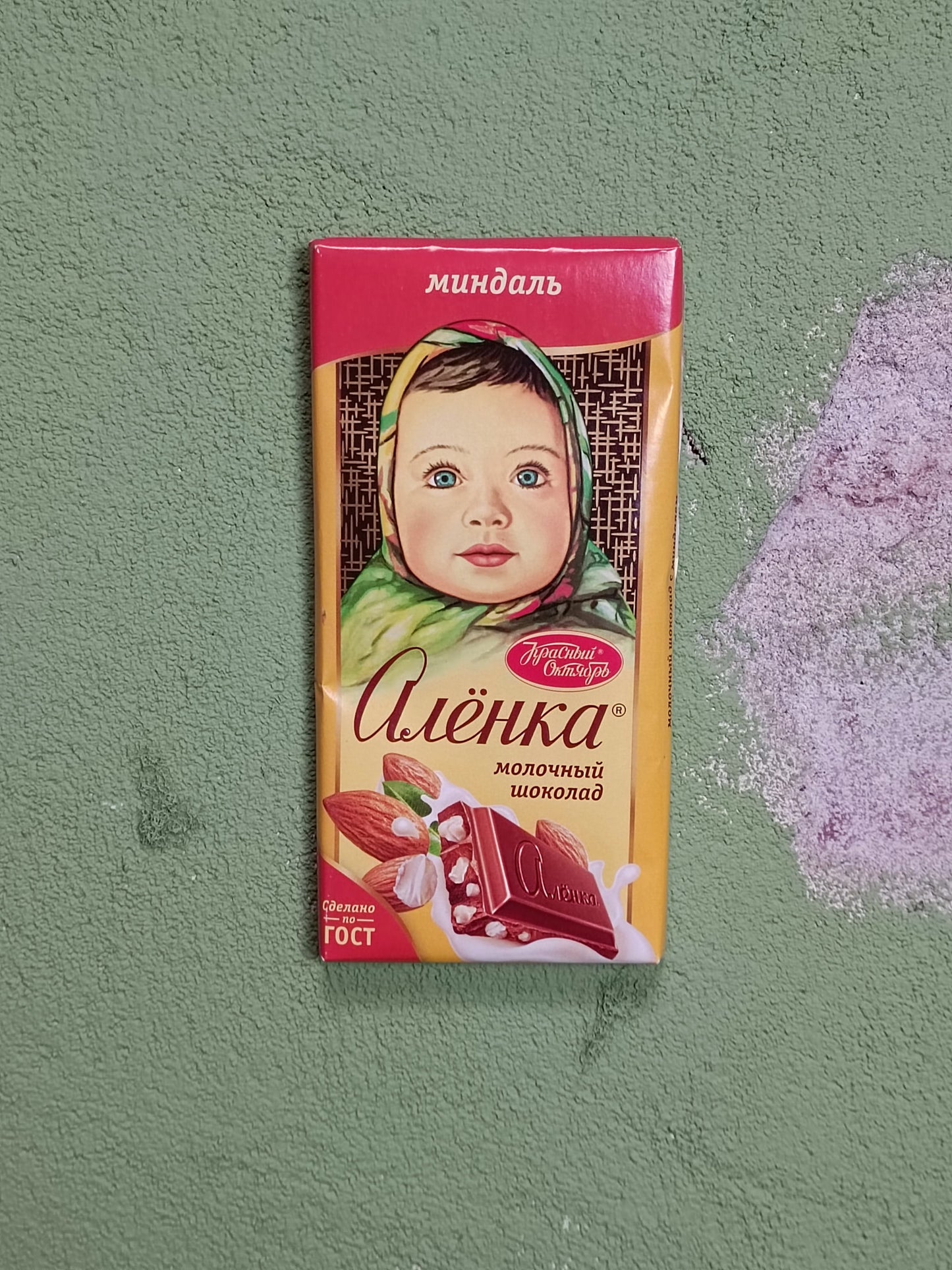 Алëнка / Almonds- Alenka/Alyonka Red October Chocolate Bar